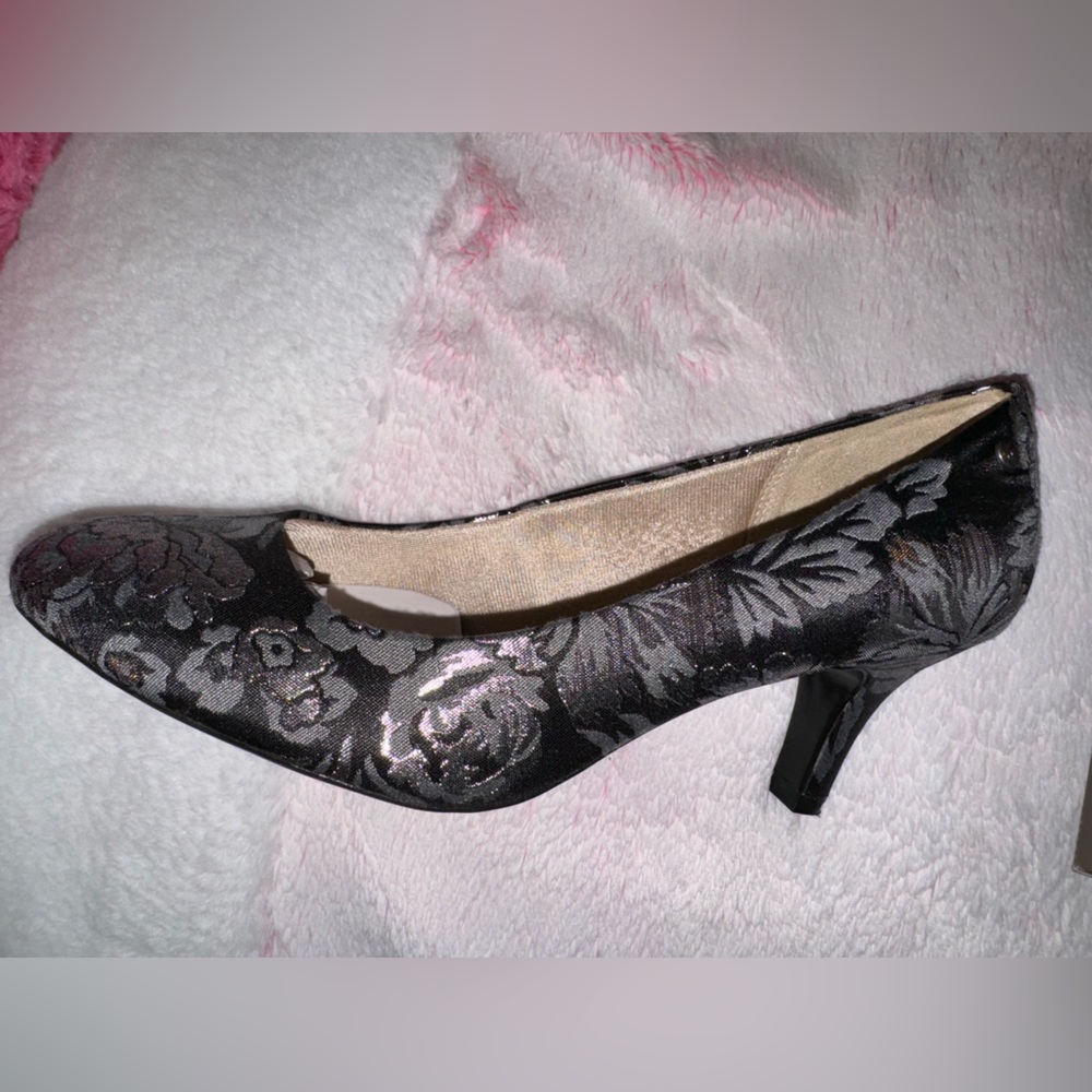 Lifestride flex black and silver flower pattern pumps.